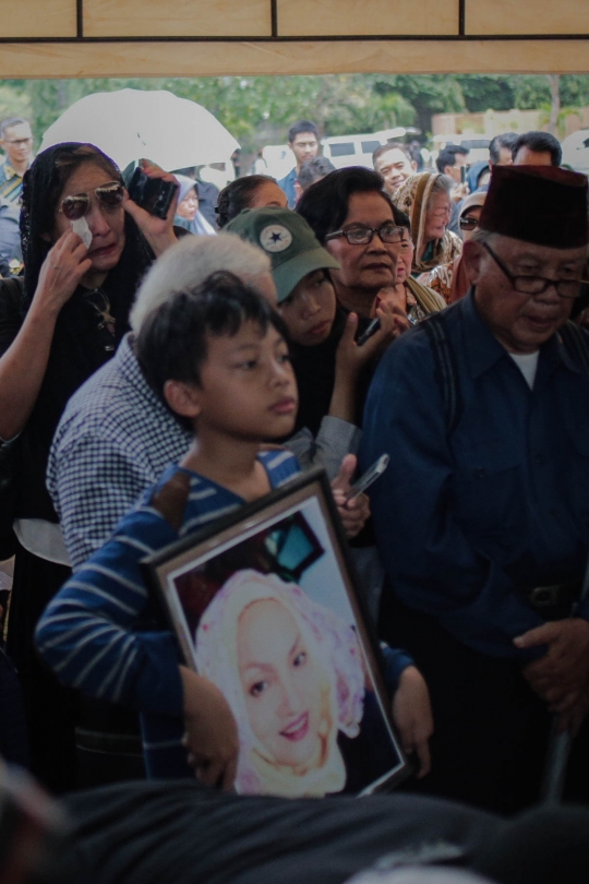 Suasana duka selimuti pemakaman Titi Qadarsih di TPU Tanah Kusir