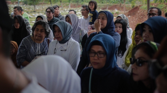 Suasana duka selimuti pemakaman Titi Qadarsih di TPU Tanah Kusir