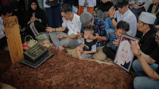 Suasana duka selimuti pemakaman Titi Qadarsih di TPU Tanah Kusir