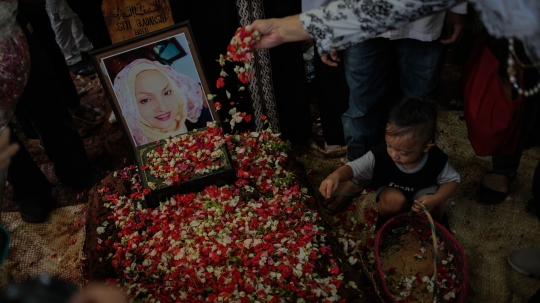 Suasana duka selimuti pemakaman Titi Qadarsih di TPU Tanah Kusir