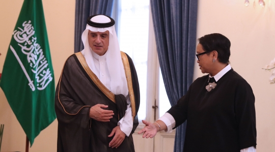 Keakraban Menlu Retno Marsudi saat bertemu Menlu Arab Saudi