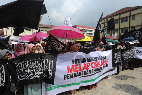 Protes pembakaran bendera tauhid, massa geruduk Polresta Bogor