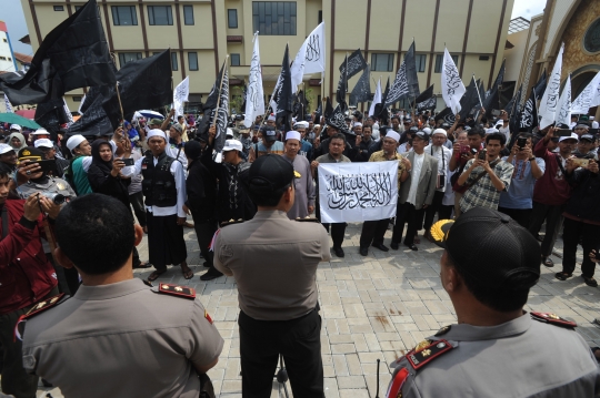 Protes pembakaran bendera tauhid, massa geruduk Polresta Bogor