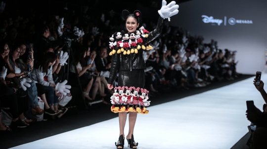 Penampilan Sandra Dewi dalam Jakarta Fashion Week 2018