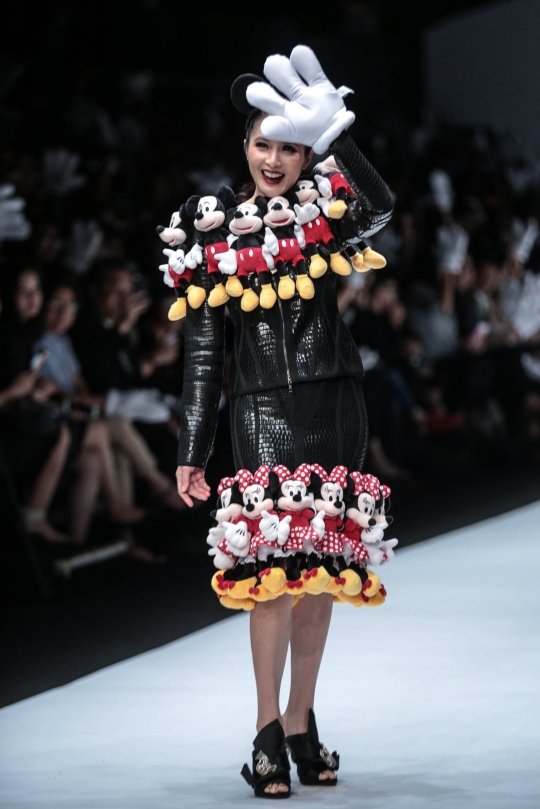 Penampilan Sandra Dewi dalam Jakarta Fashion Week 2018