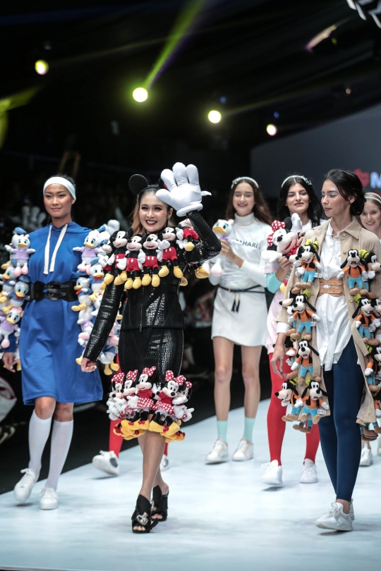 Penampilan Sandra Dewi dalam Jakarta Fashion Week 2018