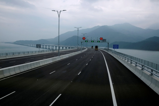 Melihat jembatan laut terpanjang penyambung China, Hong Kong dan Macau