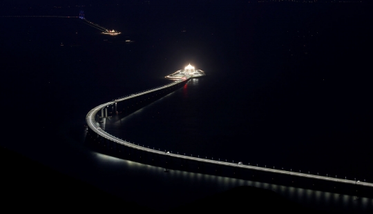 Melihat jembatan laut terpanjang penyambung China, Hong Kong dan Macau