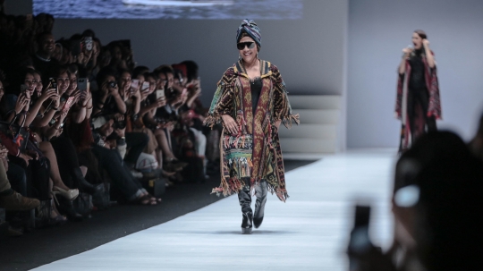 Gaya Menteri Susi jadi model di Jakarta Fashion Week