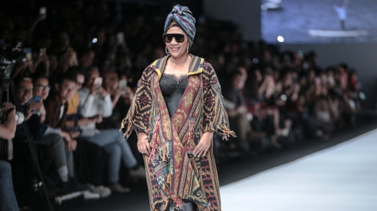 Gaya Menteri Susi jadi model di Jakarta Fashion Week