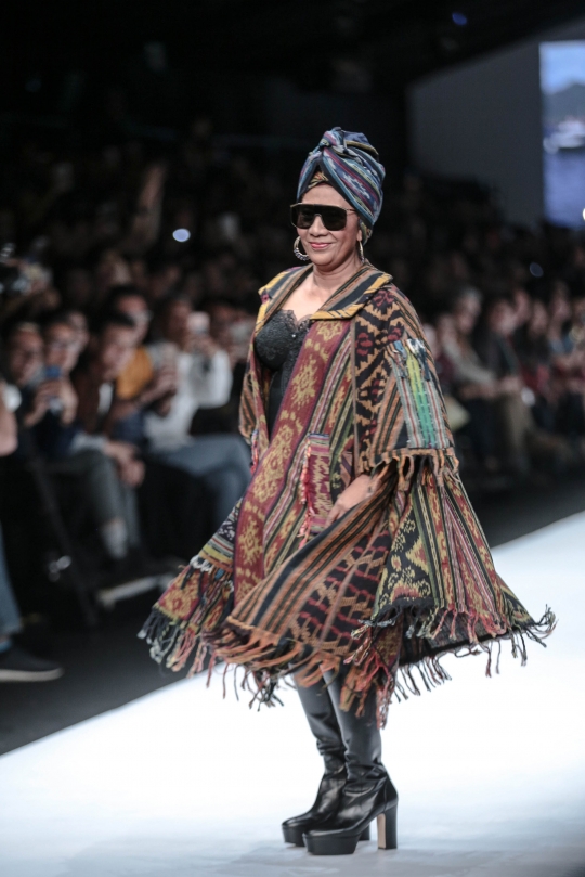 Gaya Menteri Susi jadi model di Jakarta Fashion Week