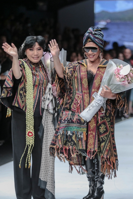 Gaya Menteri Susi jadi model di Jakarta Fashion Week