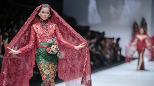 Deretan artis semarakkan Jakarta Fashion Week 2018