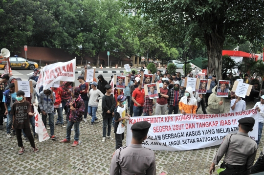 Aksi menuntut KPK tangkap Ibas