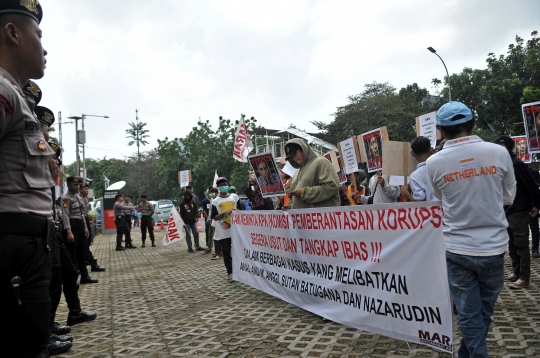 Aksi menuntut KPK tangkap Ibas