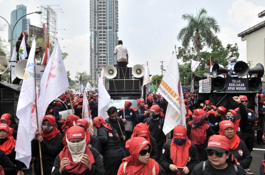 Tuntut kenaikan upah 25 persen, ratusan buruh geruduk Kantor Kemnaker