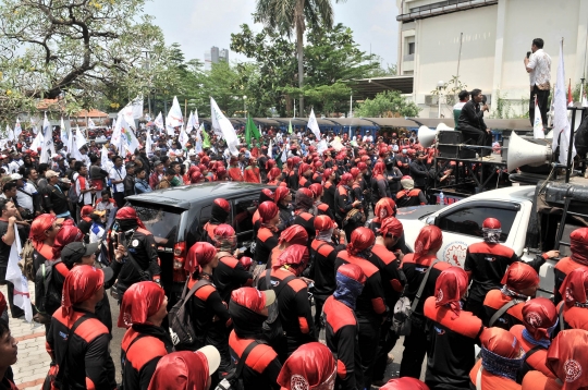 Tuntut kenaikan upah 25 persen, ratusan buruh geruduk Kantor Kemnaker