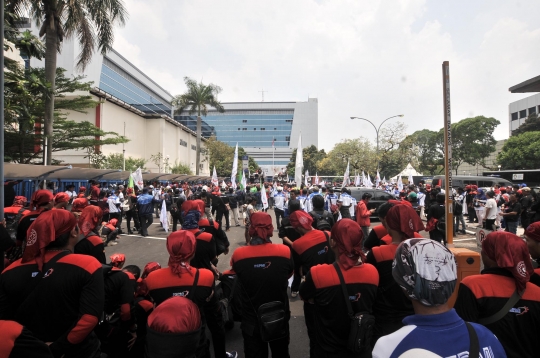 Tuntut kenaikan upah 25 persen, ratusan buruh geruduk Kantor Kemnaker