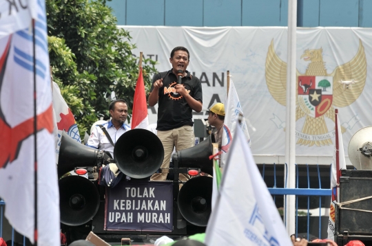 Tuntut kenaikan upah 25 persen, ratusan buruh geruduk Kantor Kemnaker