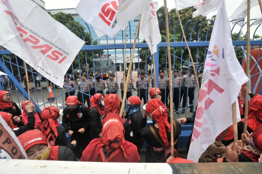 Tuntut kenaikan upah 25 persen, ratusan buruh geruduk Kantor Kemnaker