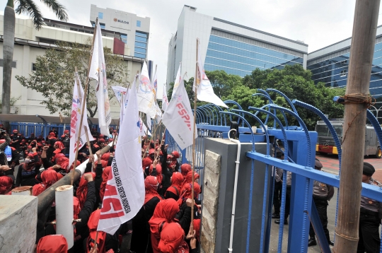 Tuntut kenaikan upah 25 persen, ratusan buruh geruduk Kantor Kemnaker