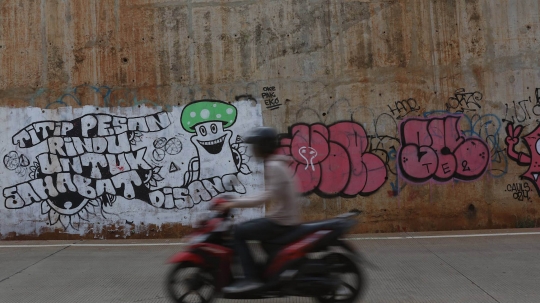 Coretan vandalisme penuhi dinding Tol Desari