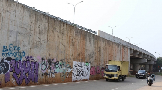 Coretan vandalisme penuhi dinding Tol Desari
