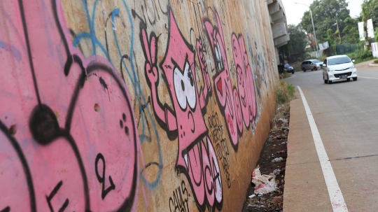 Coretan vandalisme penuhi dinding Tol Desari
