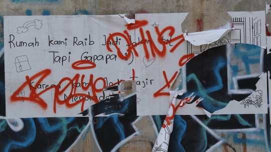 Coretan vandalisme penuhi dinding Tol Desari
