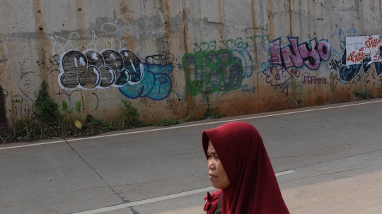 Coretan vandalisme penuhi dinding Tol Desari