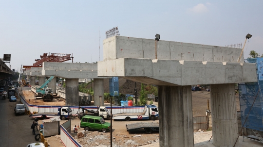 Memantau perkembangan proyek Tol Becakayu di Jalan DI Panjaitan