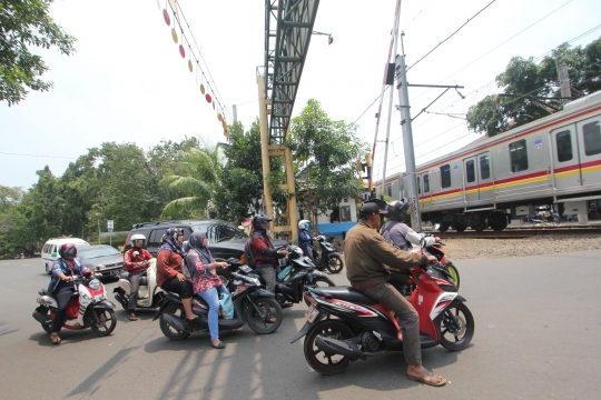 Waspada, palang perlintasan kereta di Bintaro ini tak berfungsi