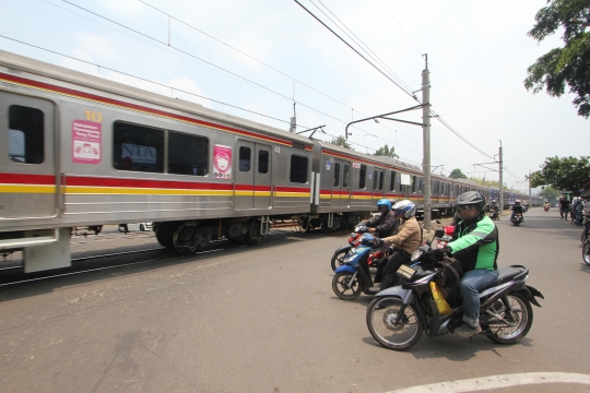 Waspada, palang perlintasan kereta di Bintaro ini tak berfungsi