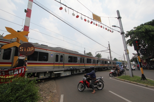 Waspada, palang perlintasan kereta di Bintaro ini tak berfungsi