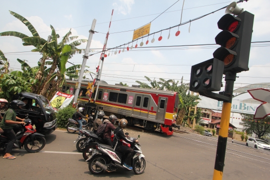 Waspada, palang perlintasan kereta di Bintaro ini tak berfungsi