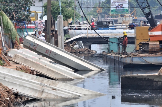 Memantau normalisasi Kali Duri