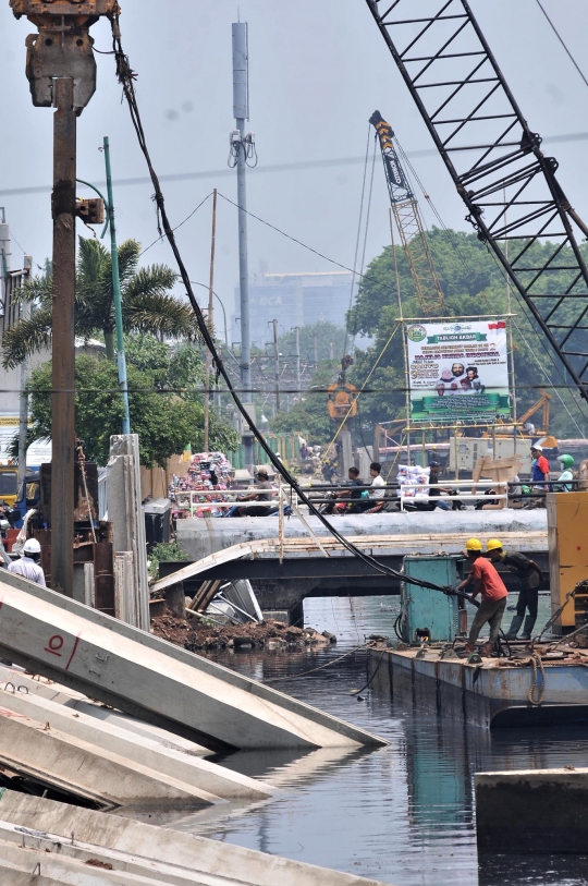 Memantau normalisasi Kali Duri