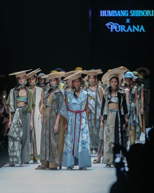 Humbang Shibori x Purana tampilkan karya tenun ikat tradisional gaya ikat celup