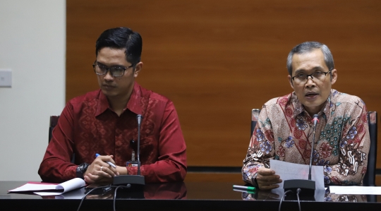 KPK tunjukan barang bukti Rp 6,65 miliar hasil OTT Bupati Cirebon