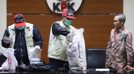 KPK tunjukan barang bukti Rp 6,65 miliar hasil OTT Bupati Cirebon