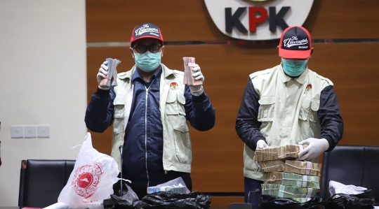 KPK tunjukan barang bukti Rp 6,65 miliar hasil OTT Bupati Cirebon