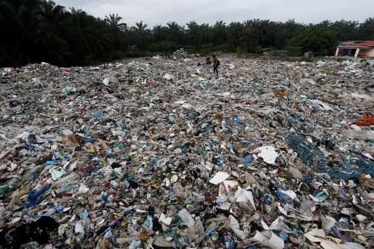 Penampakan lautan sampah di Pulau Indah Malaysia