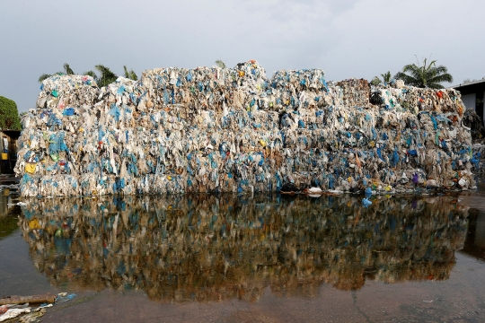 Penampakan lautan sampah di Pulau Indah Malaysia