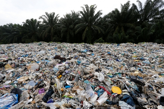 Penampakan lautan sampah di Pulau Indah Malaysia