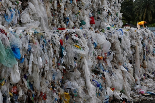 Penampakan lautan sampah di Pulau Indah Malaysia