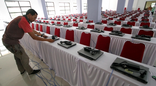 Meninjau persiapan tes CPNS di GOR Kelapa Gading