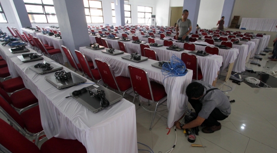 Meninjau persiapan tes CPNS di GOR Kelapa Gading