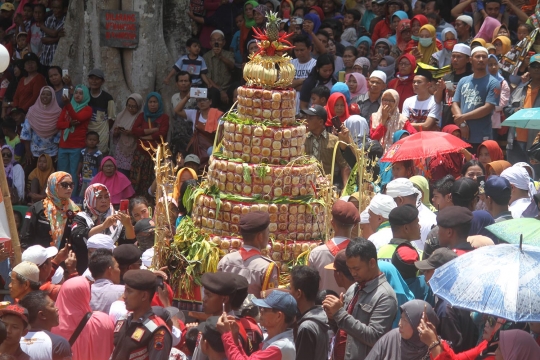 Serunya tradisi sebar apem di Klaten
