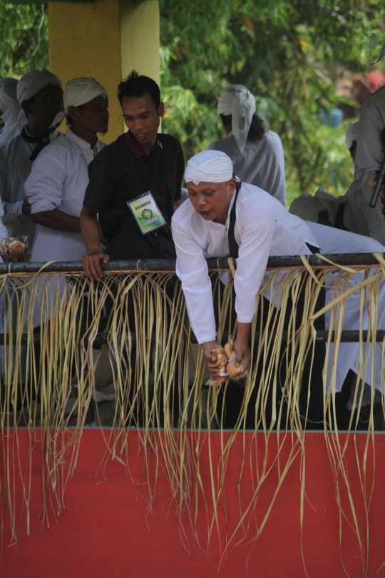 Serunya tradisi sebar apem di Klaten