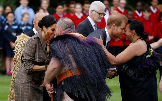 Tradisi sentuhan hidung sambut Pangeran Harry dan istri di Selandia Baru